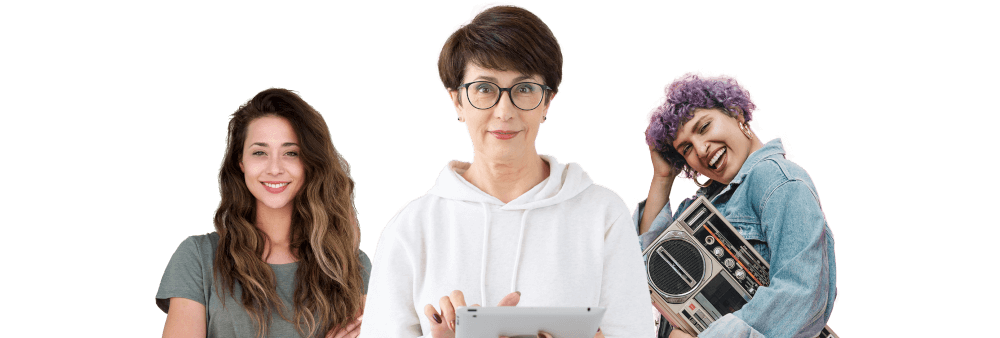 Drei Kita Fachkräfte stehen nebeneinander. Links eine Frau Mitte 20 mit einem Tablet in der Hand, neben ihr ein Mann Mitte 30, der freundlich und aufgeschlossen lacht. Neben ihm eine Fachkraft Anfang 60. Alle drei haben ihren Platz auf dem KITA HUB gefunden und können die Vorteile nutzen. Sie sind miteinder digtial verbunden durch die Dienste und Angebote des KITA HUBs.