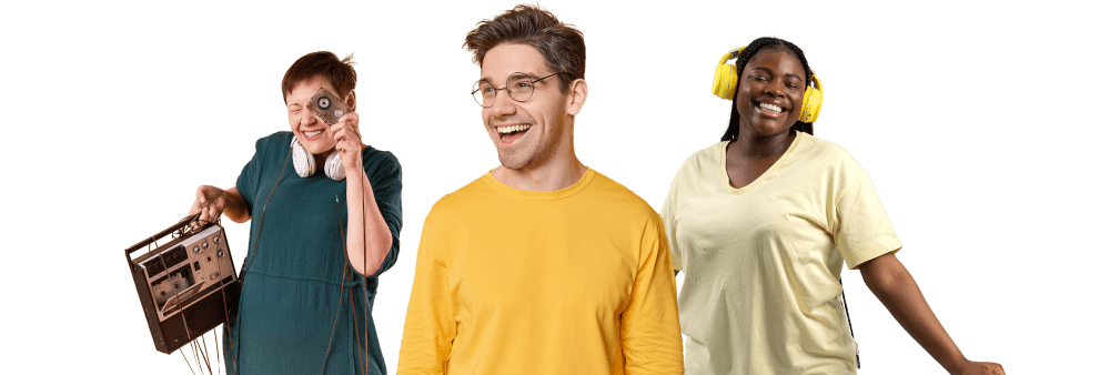 Drei Kita Fachkräfte stehen nebeneinander. Links eine Frau Mitte 20 mit einem Tablet in der Hand, neben ihr ein Mann Mitte 30, der freundlich und aufgeschlossen lacht. Neben ihm eine Fachkraft Anfang 60. Alle drei haben ihren Platz auf dem KITA HUB gefunden und können die Vorteile nutzen. Sie sind miteinder digtial verbunden durch die Dienste und Angebote des KITA HUBs.